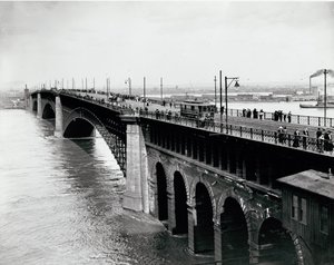 1903年の洪水時のイーズ橋の歩行者とトロリーの交通 作： Unknown